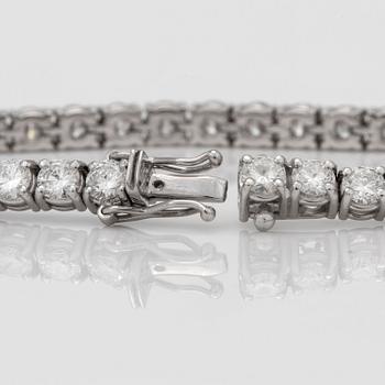 A 9.40 ct brilliant-cut diamond bracelet.