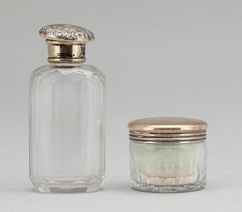 FLAKONG SAMT TOILETTEDOSA, silver och glas, CGH, Stockholm 1899 resp London 1895-96.