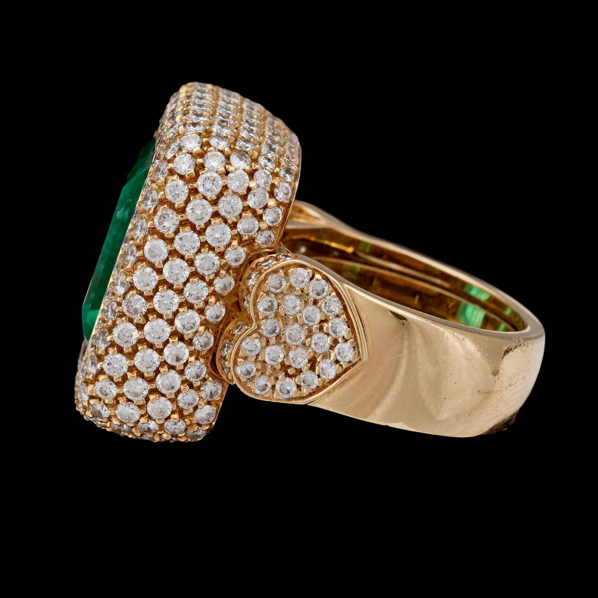 RING, stor trappslipad smaragd, ca 15 ct, och briljantslipade diamanter, tot. ca 6 ct.