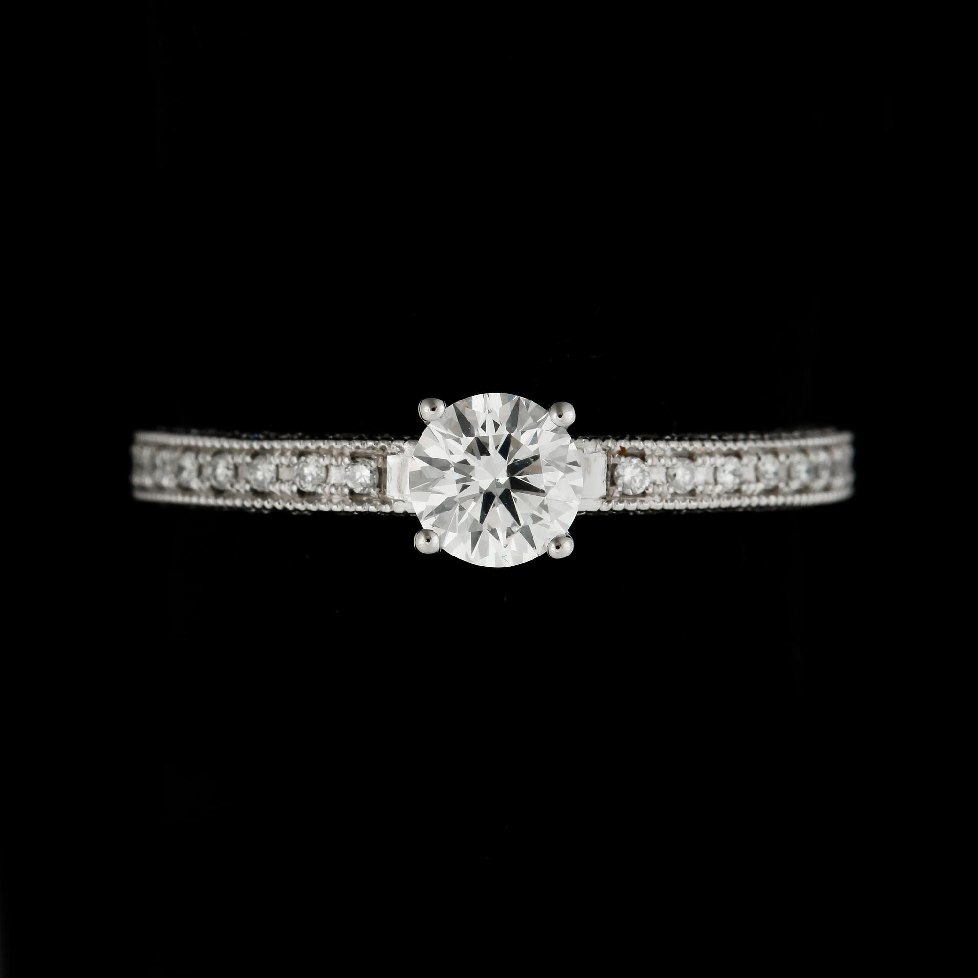 RING, 18k vitguld med briljantslipde diamanter mittsten ca0,50ct, övriga tot ca0,40ct. Vikt 2,7g.