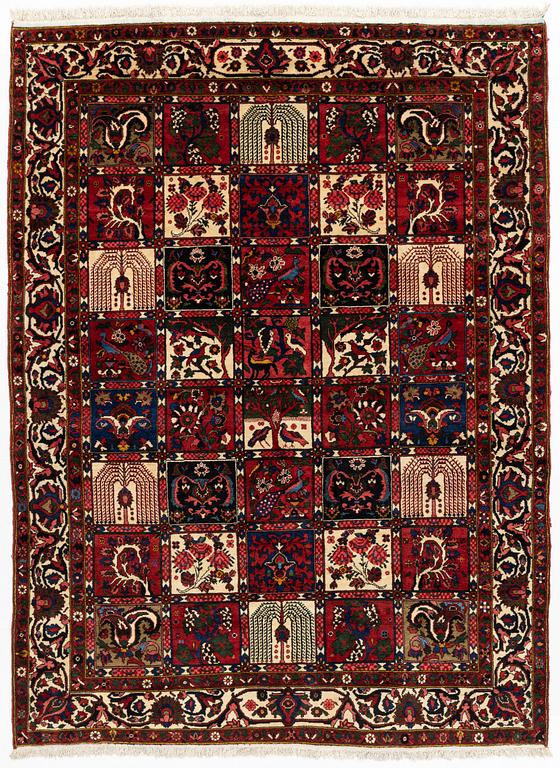 A semi-antique Chahar Mahal/Bakhtiari carpet, approximately 329 x 219-228 cm.