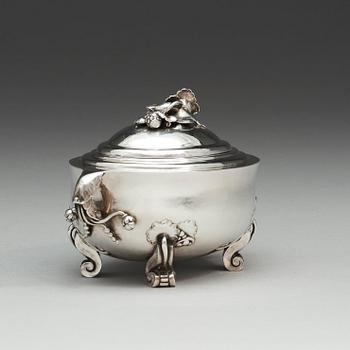 A Georg Jensen sterling bonbonnière, Jensen & Wendel, Copenhagen 1945-51.