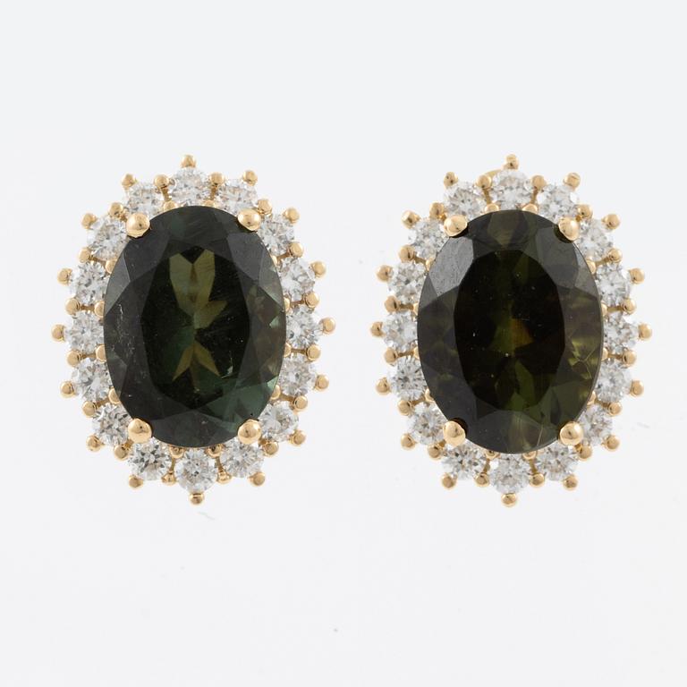 Earrings 18K gold with green tourmalines and brilliant-cut diamonds.
