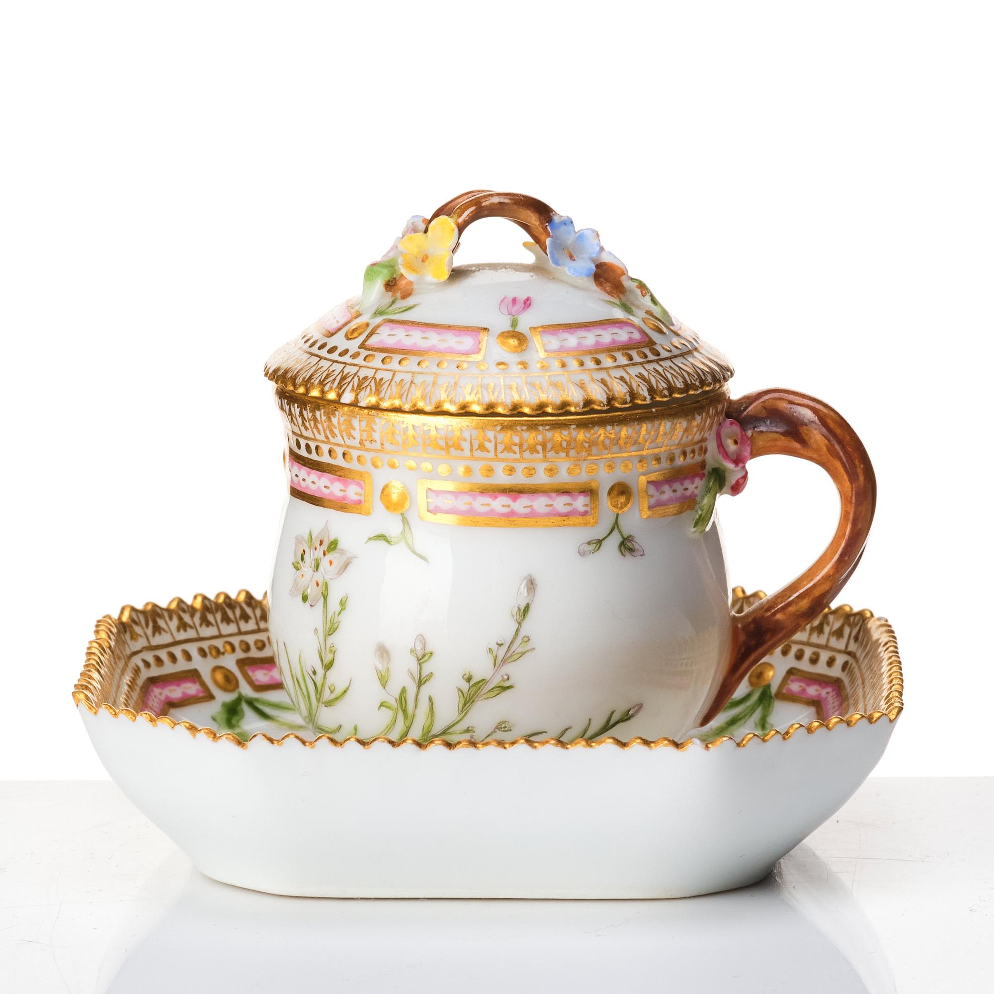 Cremekoppar med lock, nio stycken, porslin. Royal Copenhagen, "Flora Danica", Danmark, tidigt 1900-tal.