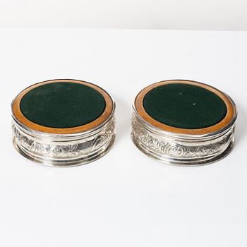 Coasters, ett par, silver, London, 1807.