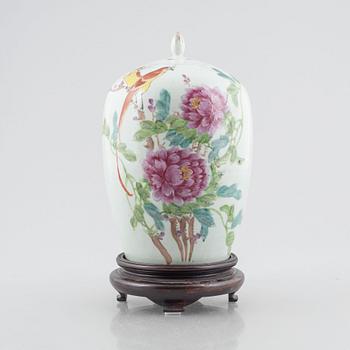 A Chinese porcelain urn, early 20th century.