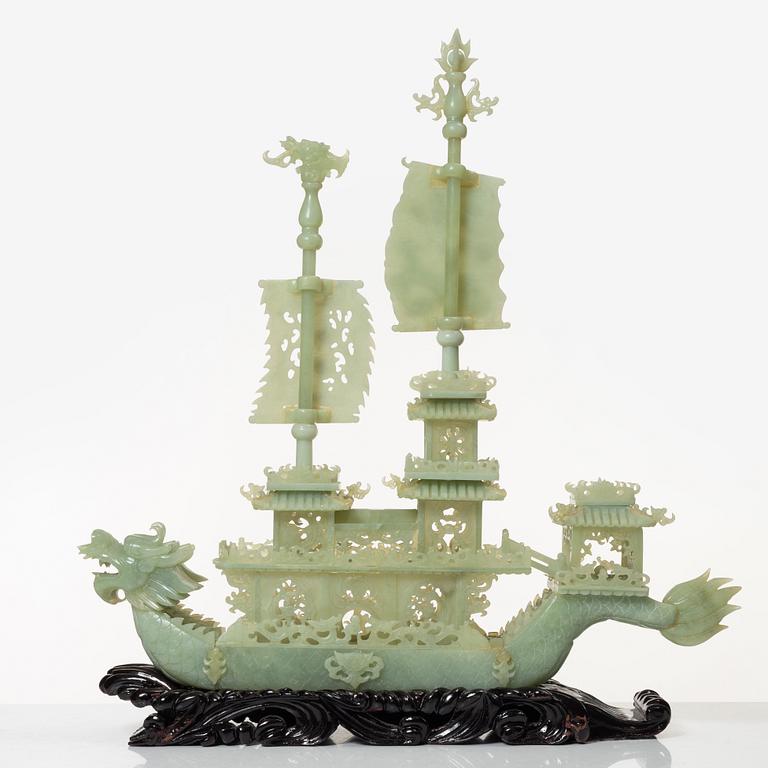 Skulptur, i form av fartyg, grön sten troligen bowenit, Kina, 1900-tal.