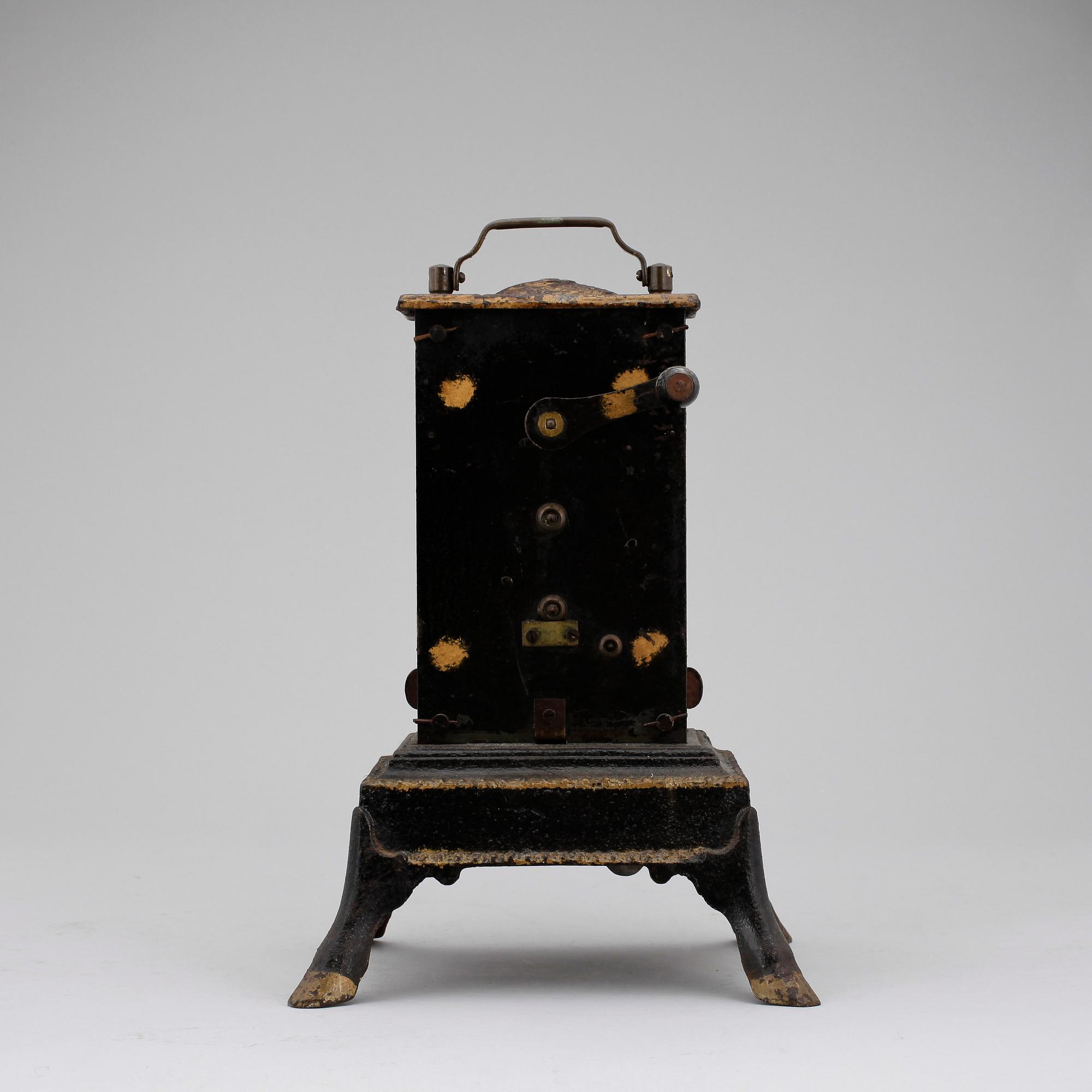 AUTOMATISK GRILLANORDNING, 2 delar, gjutjärn och bemålad plåt, omkring 1900.