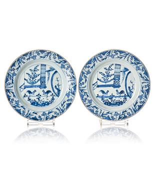 1078. A pair of blue and white dishes, Qing dynasty, Qianlong (1736-95).