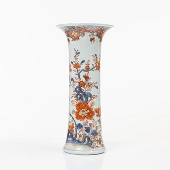 An Imari porcelain vase, China, Qing dynasty, 18th century.