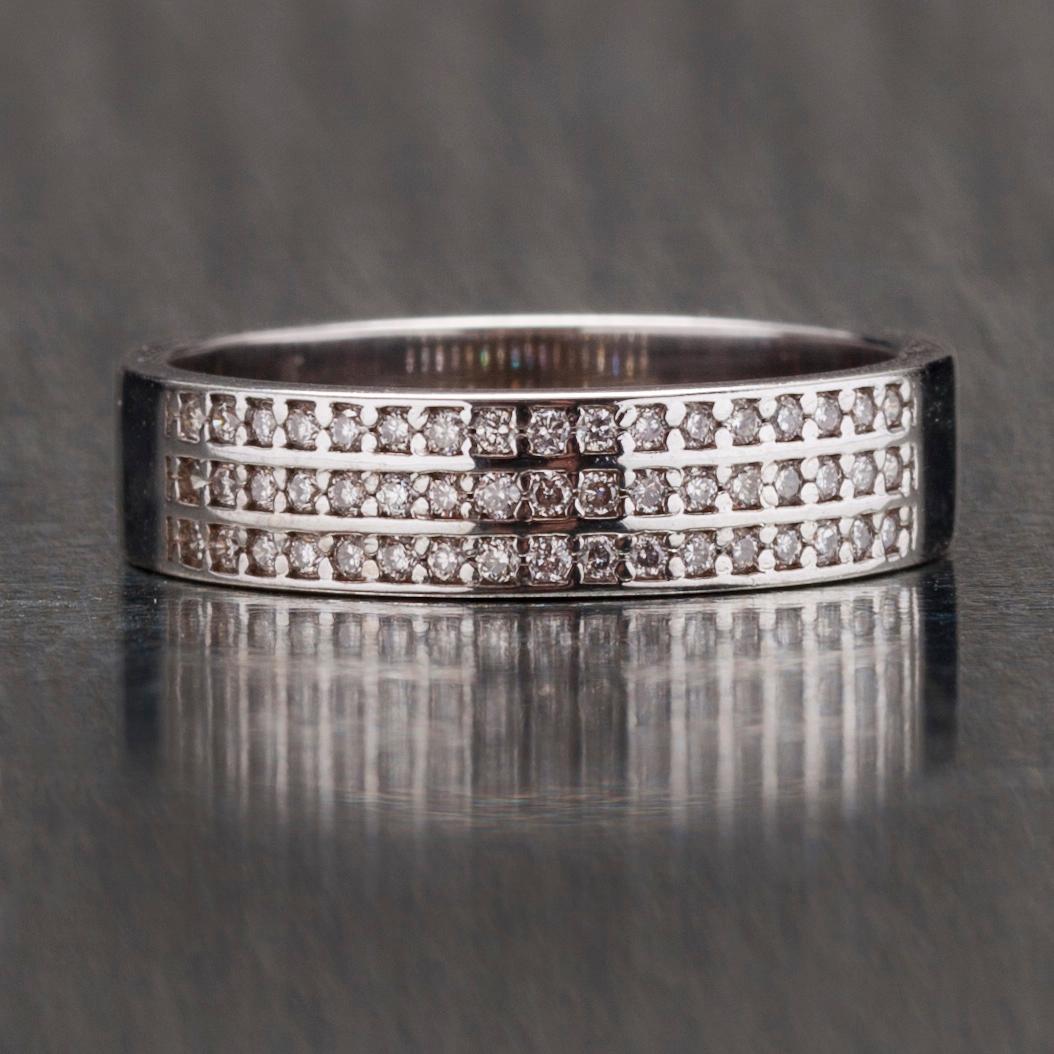 RING, vitguld 14K, 51 små diamanter tot. 0,35 ct. Vikt 4,6 g.