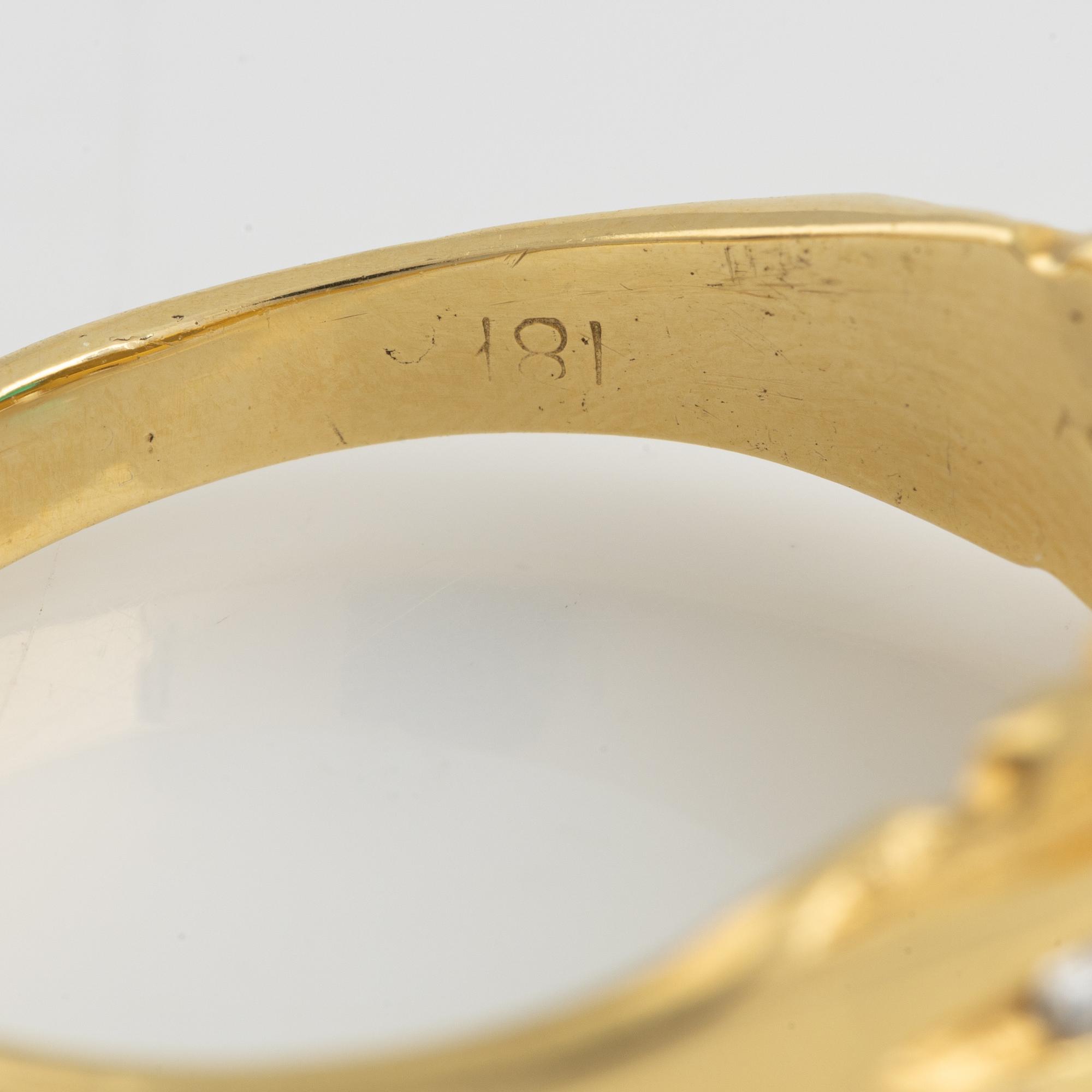 Ring, smaragd och briljantslipade diamanter.