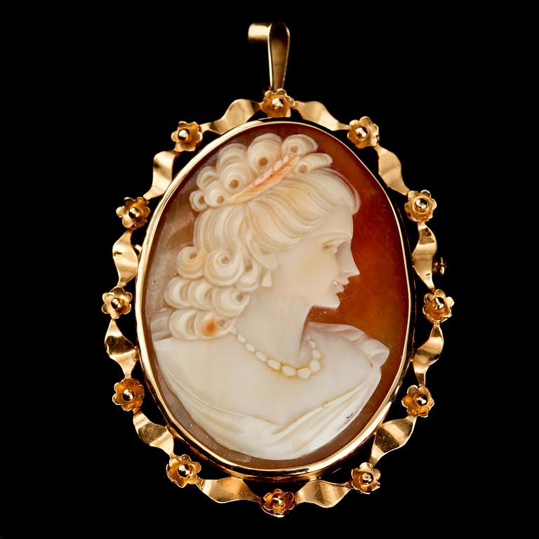 HÄNGE, 18k guld med skuren snäckskalskamé, Stigbert för Heribert Engelbert, Stockholm, 1951. Vikt 10 g.