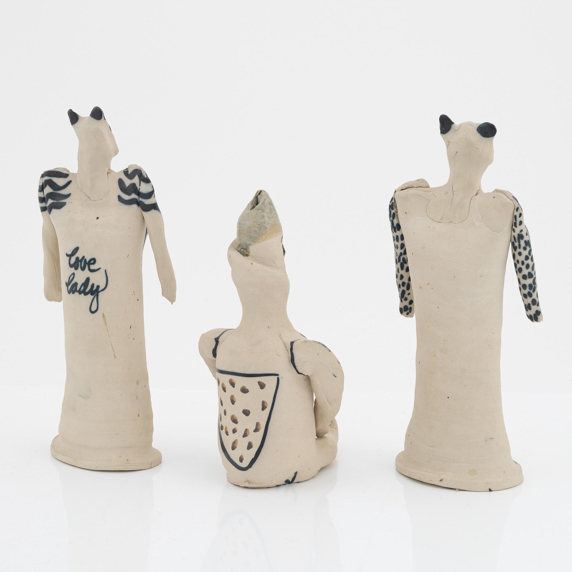 Ulrica Hydman-Vallien, figuriner, 3 st, lergods, signerade.