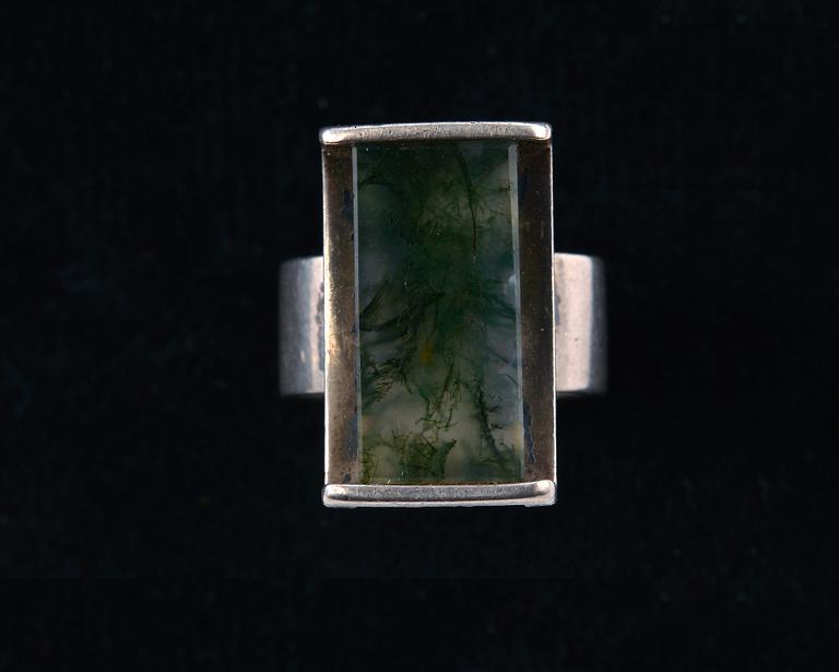 Elis Kauppi, A RING, silver with moss agate, Kupittaan Kulta, Turku 1964. Weight 10,2 g.