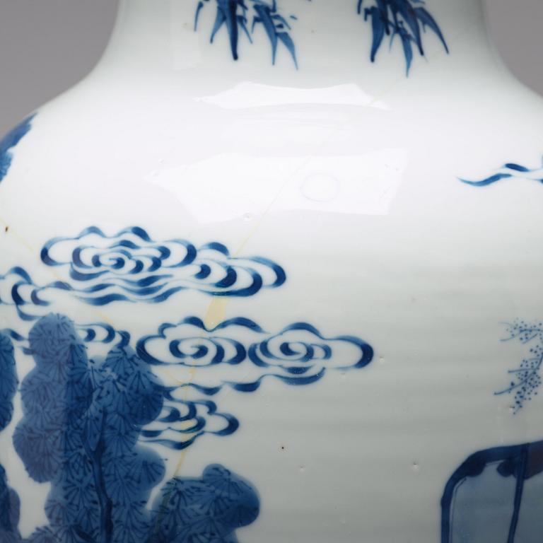 A blue and white baluster vase, Qing dynasty, Kangxi (1662-1722).