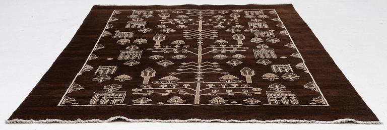 An oriental carpet, a. 287 x 204 cm.