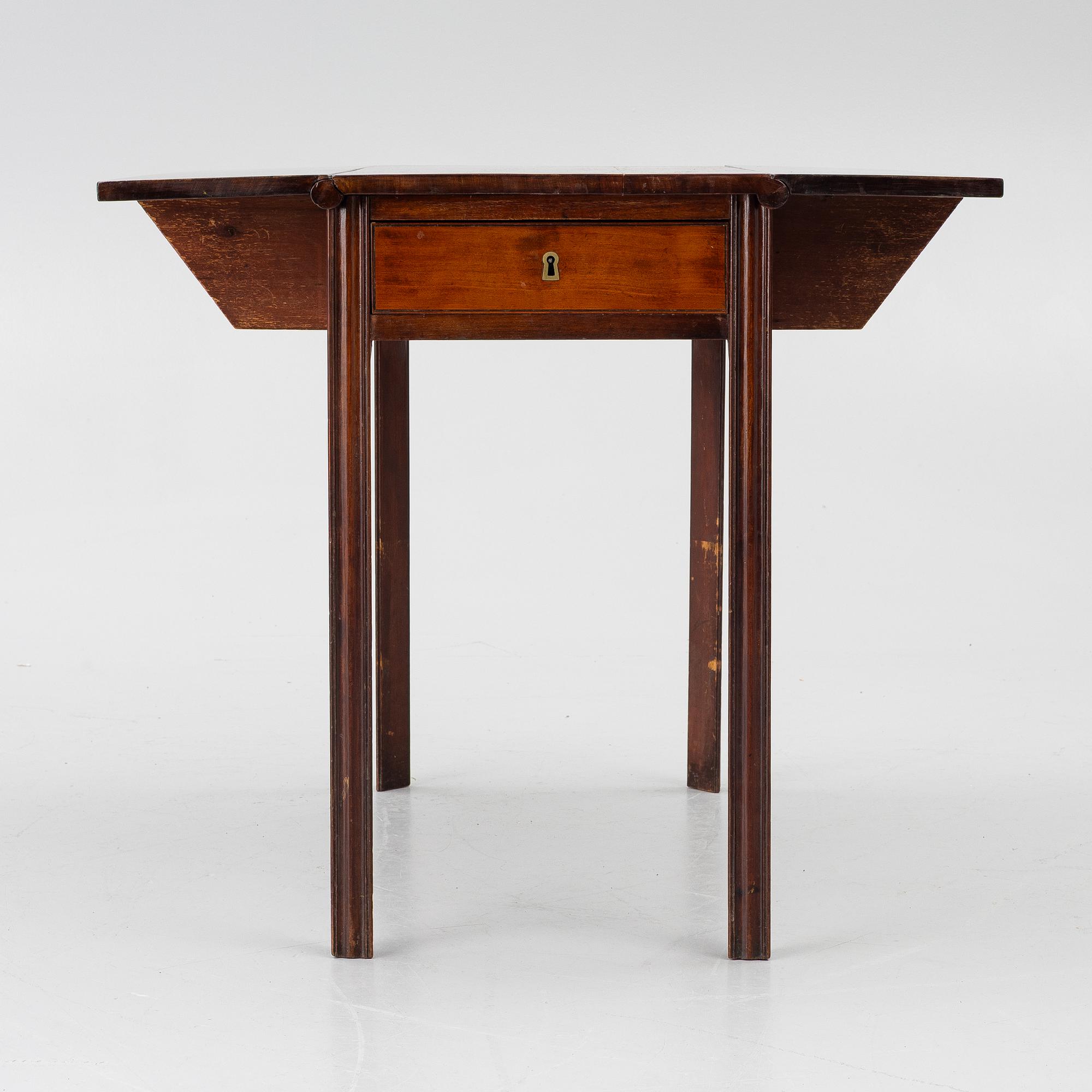 A late gustavian mahogny table.