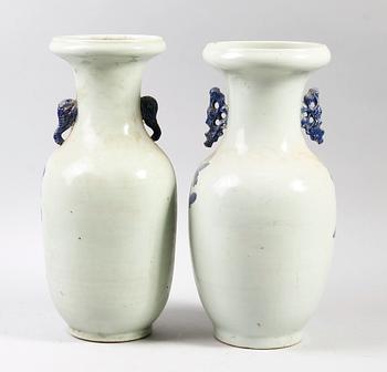 GOLVVASER, porslin, 2 st, Kina, 1900-tal.