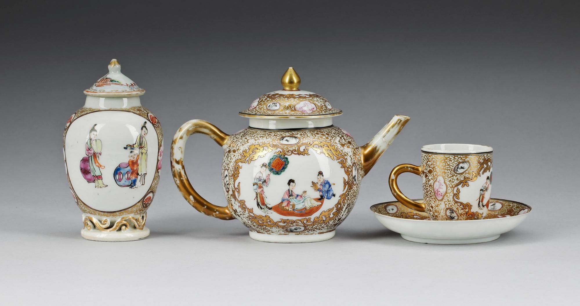 TEKANNA med LOCK, samt TEDOSA och KOPP med FAT, kompaniporslin. Qing dynastin, Qianlong (1736-95).