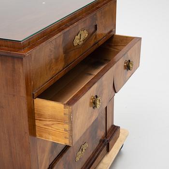 A mahogany veneered Empire chest of drawers, first half of the 20th Century.