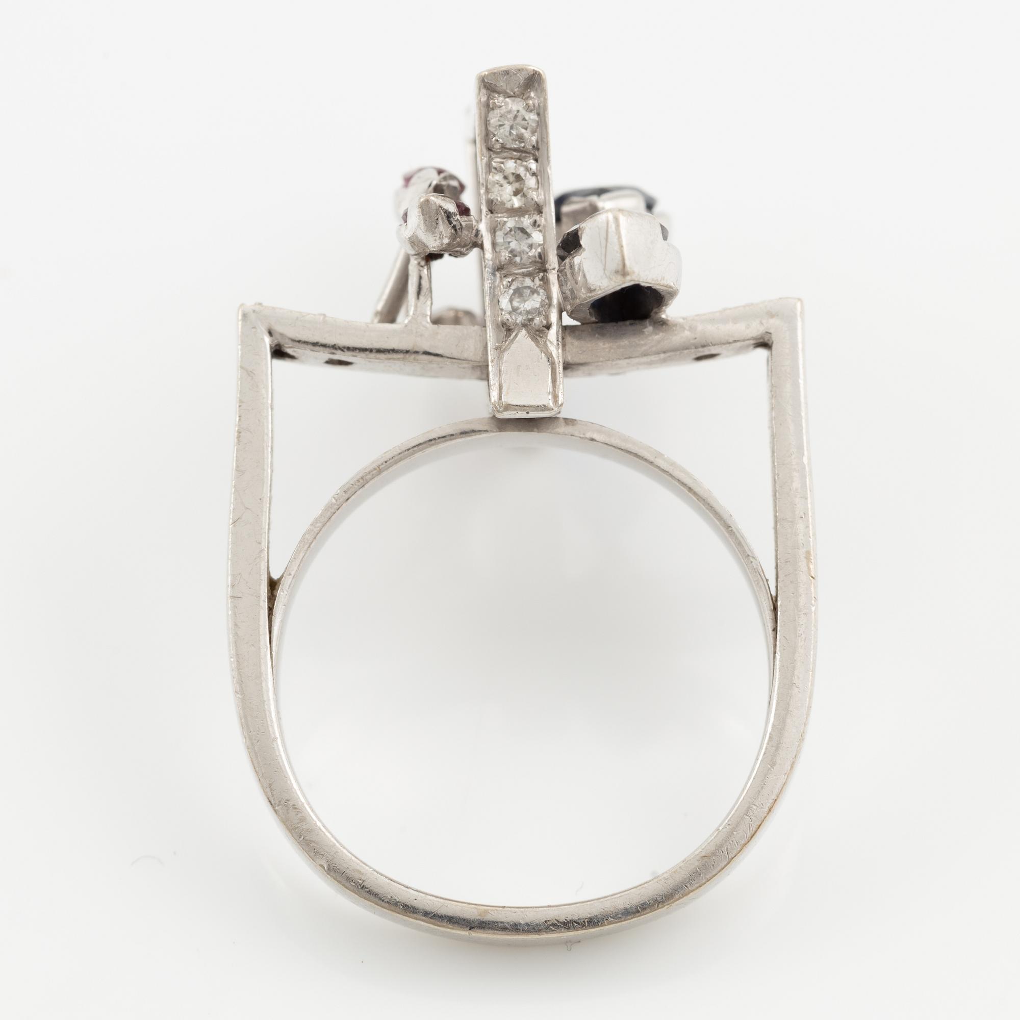 Ring 14K vitguld med navetteslipade safirer, rubiner och briljantslipade diamanter.