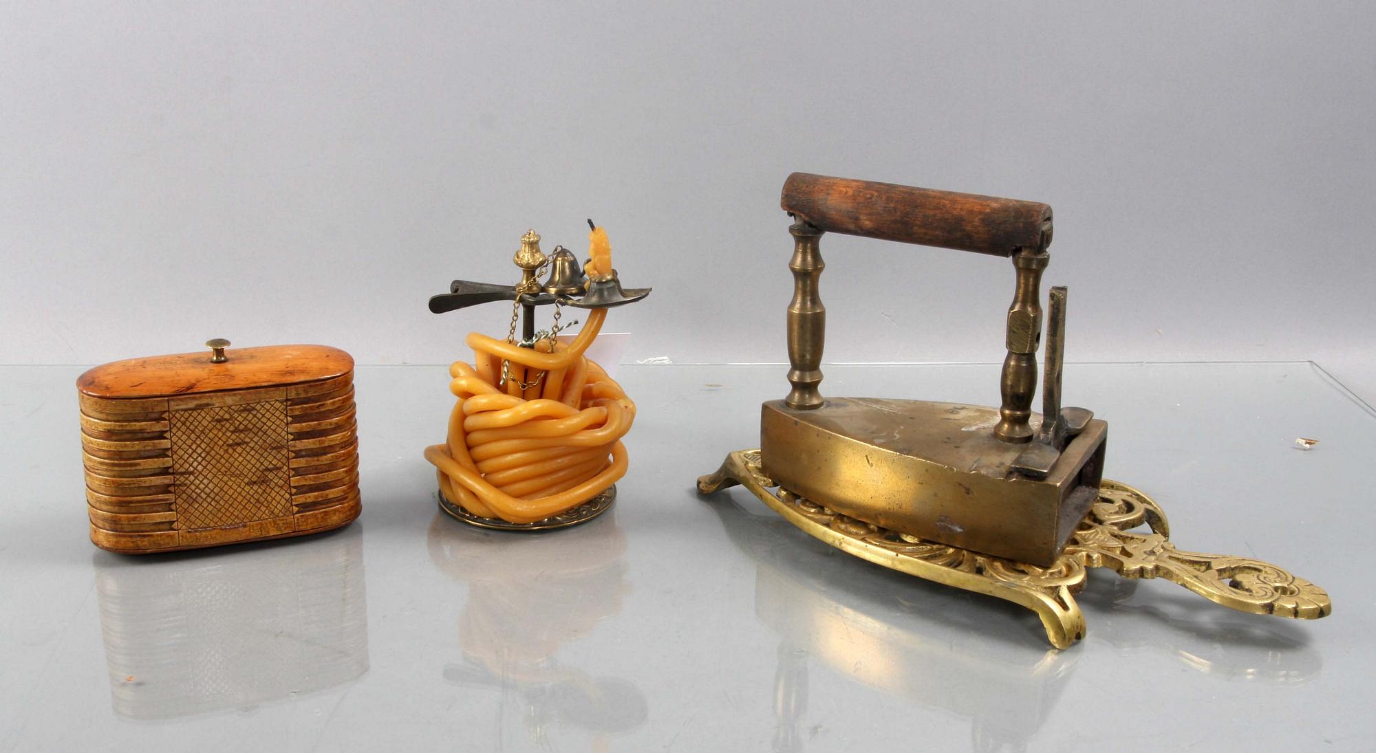 VAXSTAPEL, NÄVERASK SAMT STRYKJÄRN, 1800-tal.