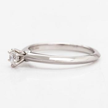 Tiffany & Co, ring, platina med en briljantslipad diamant 0.20 ct. Med certifikat.