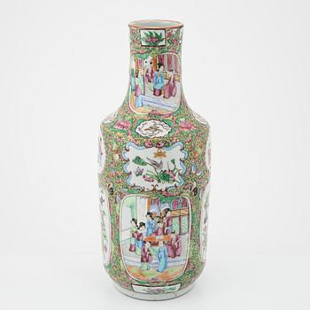 A porcelain vase, Canton, Qing dynasty, 19th Century.