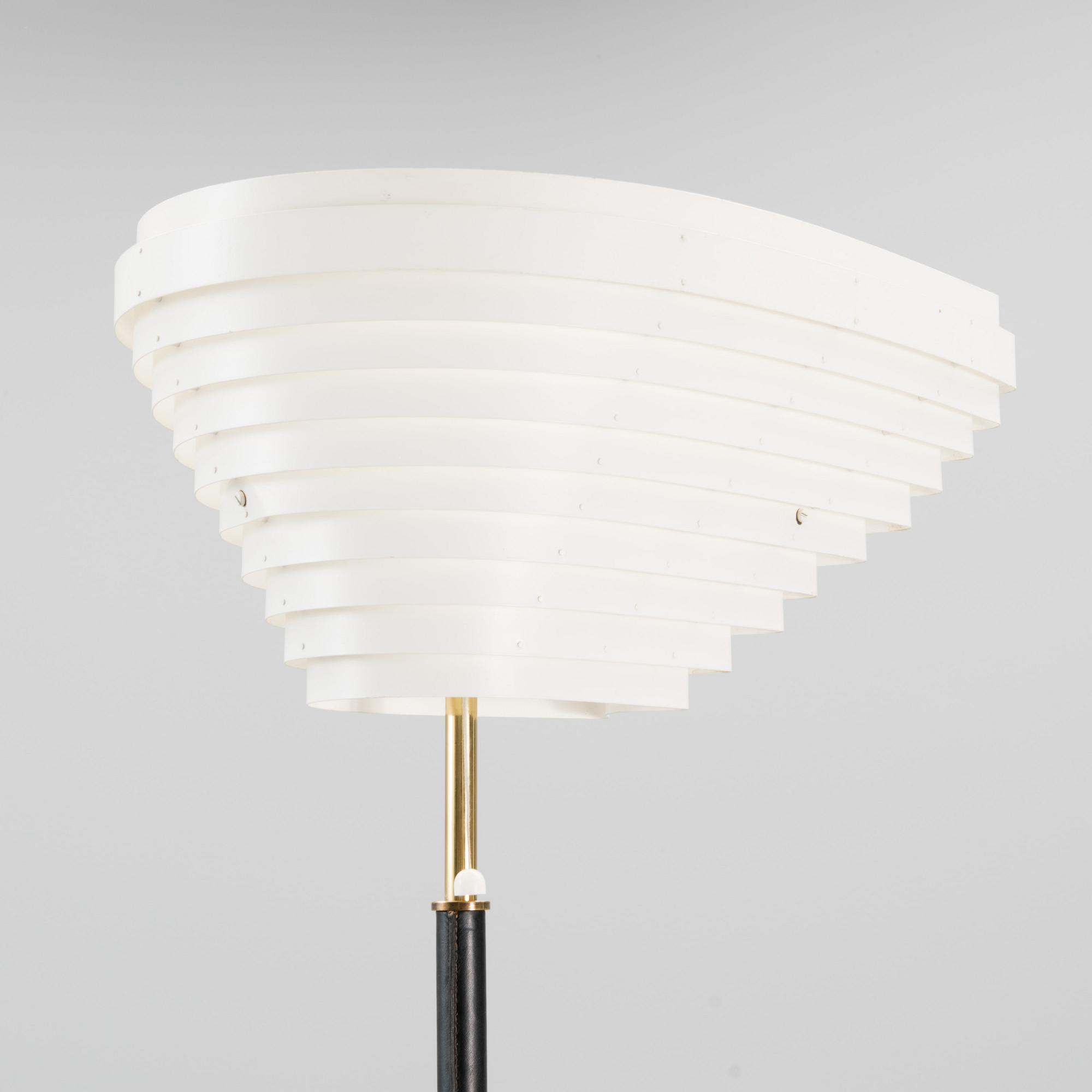 ALVAR AALTO, LATTIAVALAISIN, A 805 "Enkelinsiipi". Valmistanut Valaistustyö. Suunniteltu 1954.