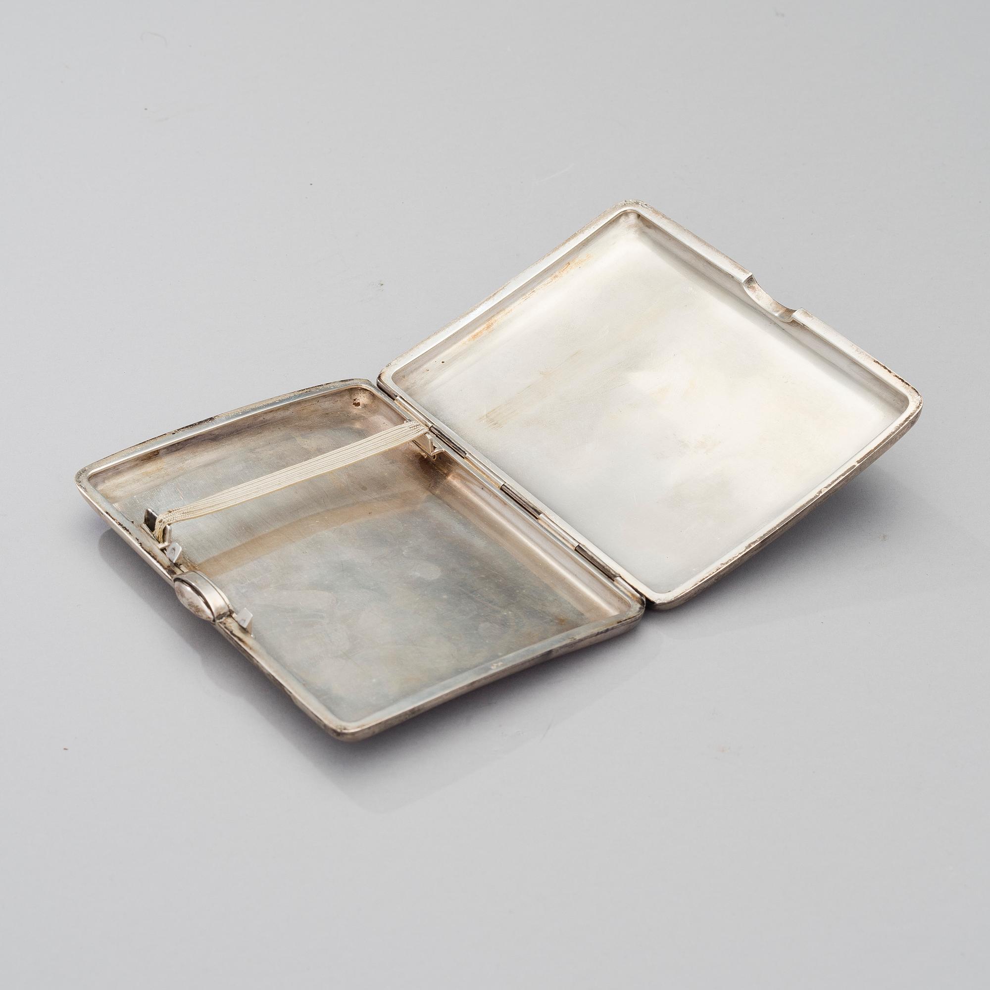 CIGARETTETUI I SILVER, svenska importstämplar. Vikt 236 g.