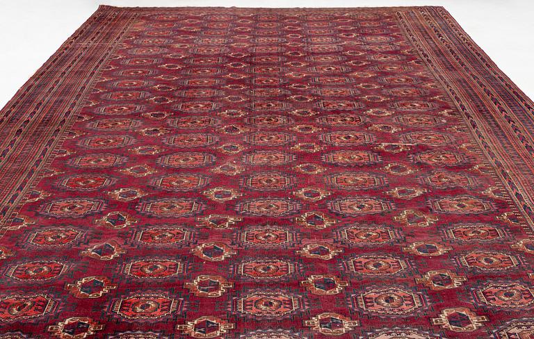 An Antique Tekke main carpet, ca 545 x 302 cm.