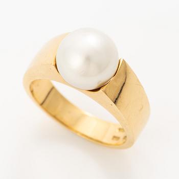 Ring, 18K gold with pearl.