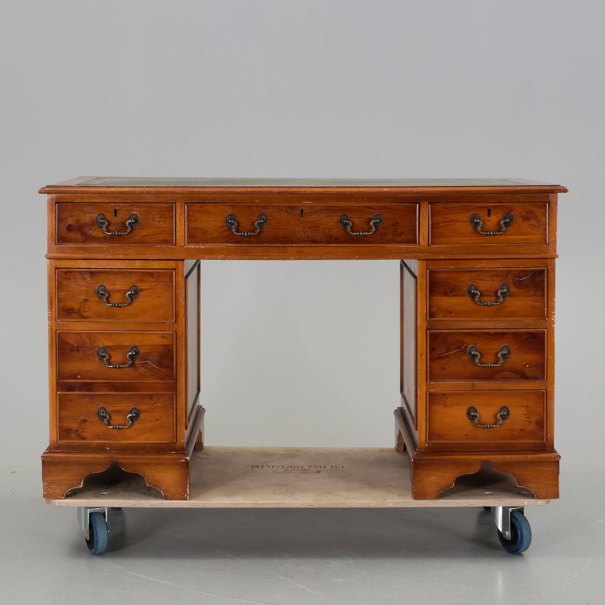 SKRIVBORD, engelsk stil, 1900-talets andra hälft.
