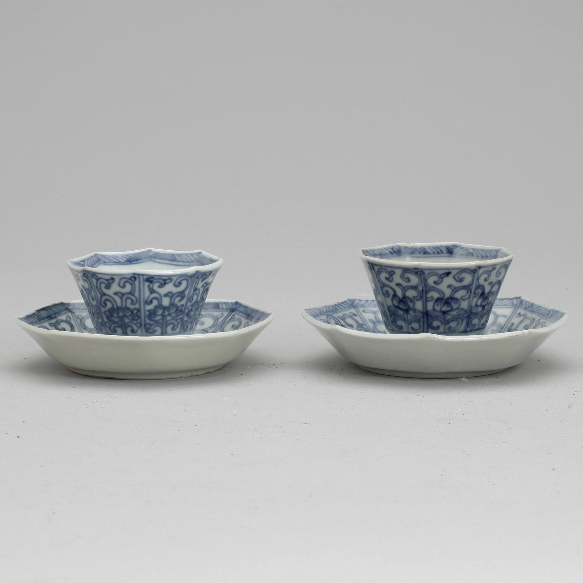 KOPPAR med FAT, ett par, porslin, Kina, Kangxi (1662-1722).