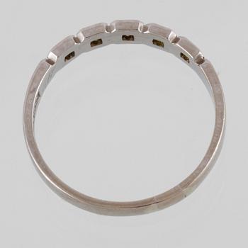 RING, 18K guld med 5 briljantslipade diamanter 0.07 ct,  Juvel-Magnus, Göteborg, 1977. Vikt 3,2 gram.