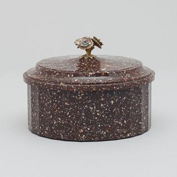 SMÖRASK MED LOCK. Älvdalen, 1800-talets början. Empire.