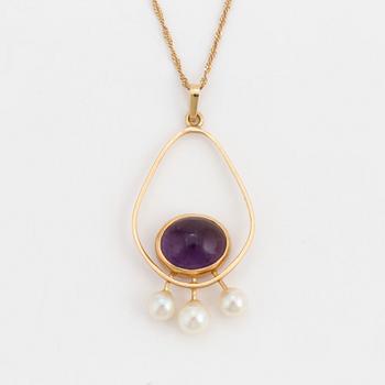 An 18K gold chain and a pendant set with a cabochon-cut amethyst and three cultured pearls.