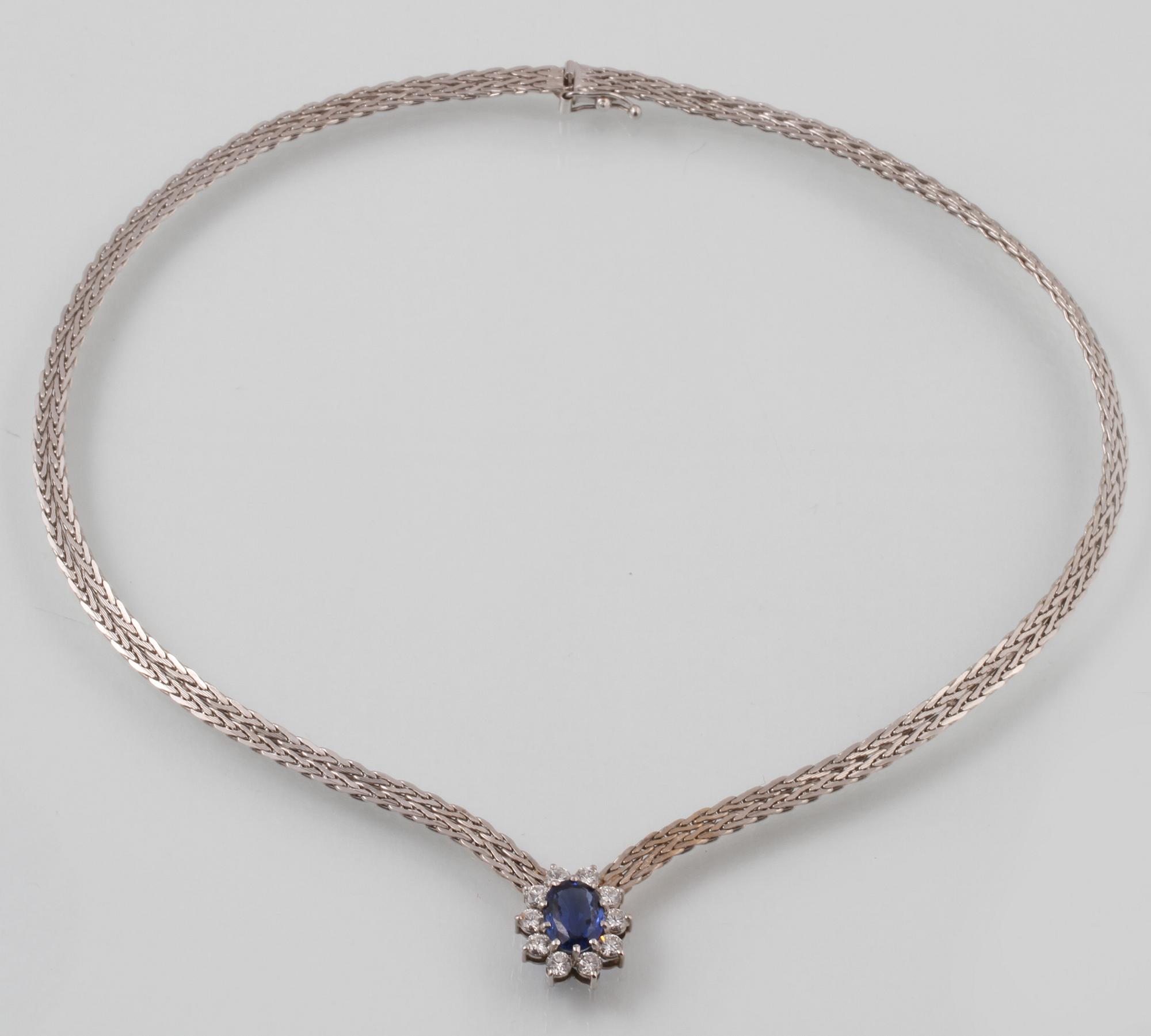 COLLIER, 18K vitguld med ovalslipad blå safir samt 10 briljantslipade diamanter ca 0.50 ct, importstämplat. Vikt 19,1 g.