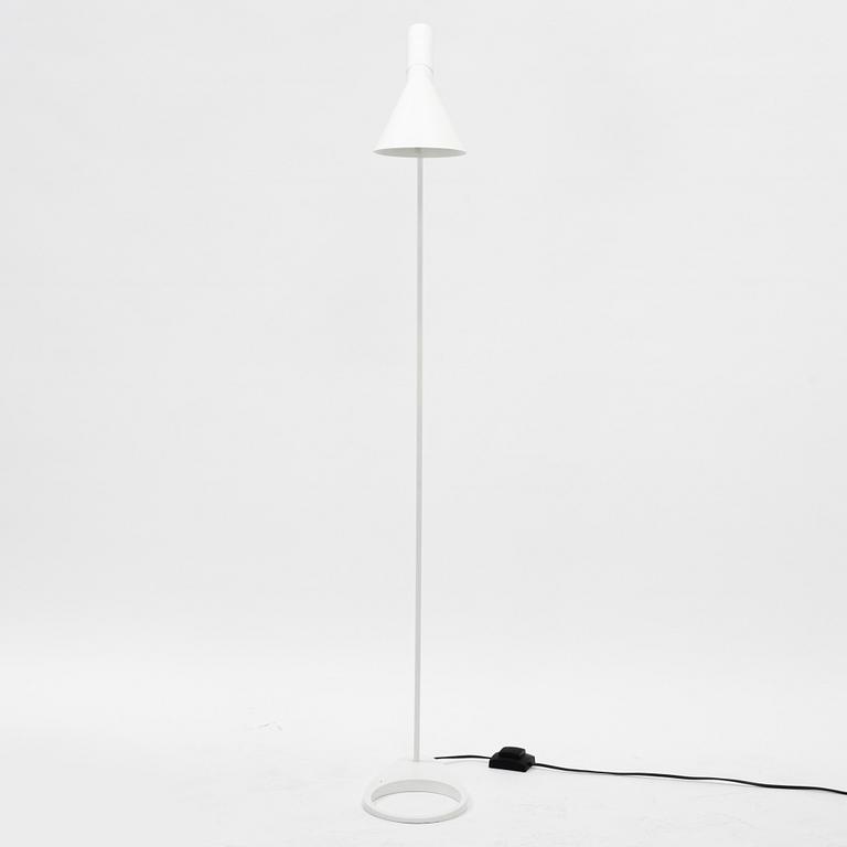 Arne Jacobsen, golvlampa, "AJ", Louis Poulsen, Danmark.