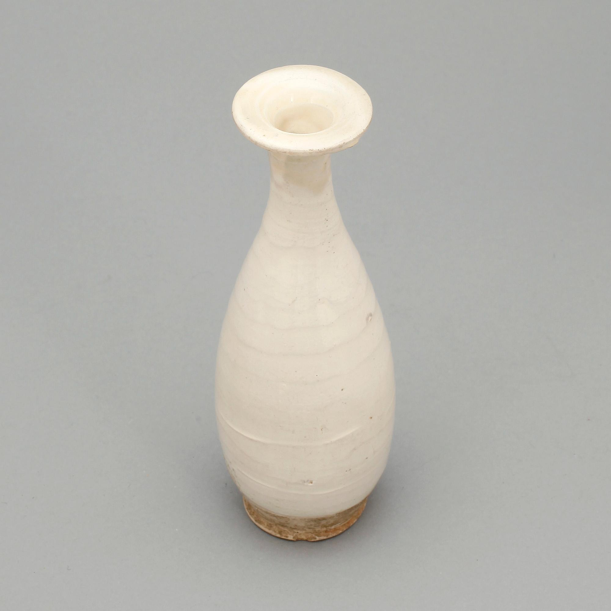 VAS, porslin, Kina, möjligen Tang dynastin (618-907).