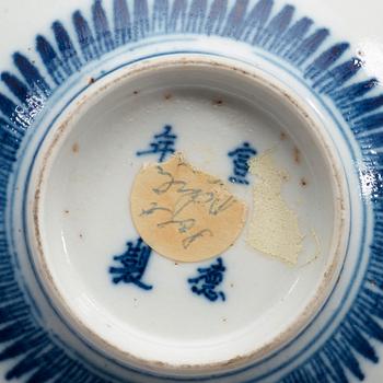 A pair of blue and white bowls, Qing dynasty with Xuandes four character mark.