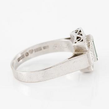 Ring in 18K white gold set with a step-cut emerald and round brilliant-cut and eight-cut diamonds.