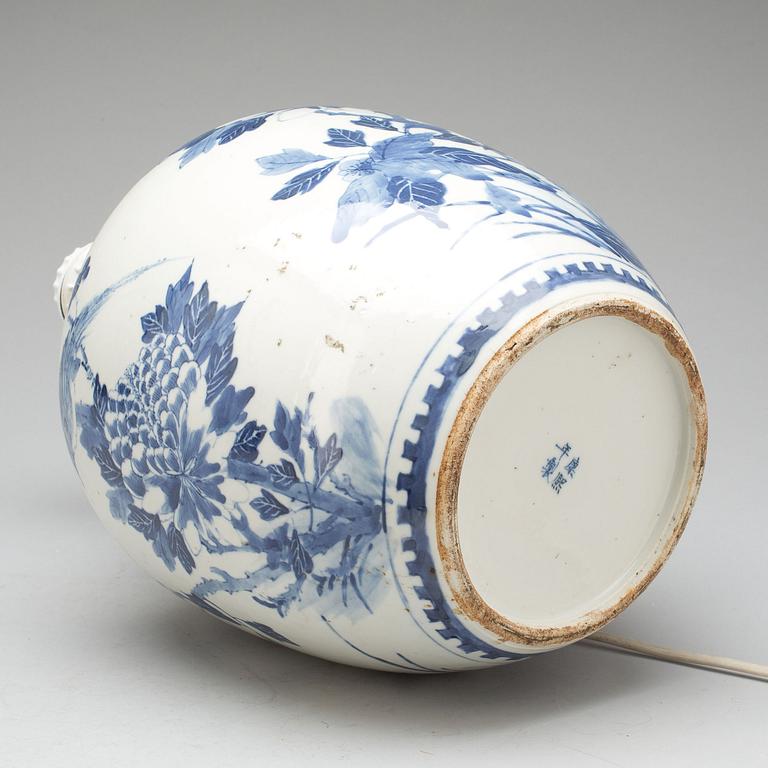 BORDSLAMPA, porslin, Kina, 1800-talets första hälft.