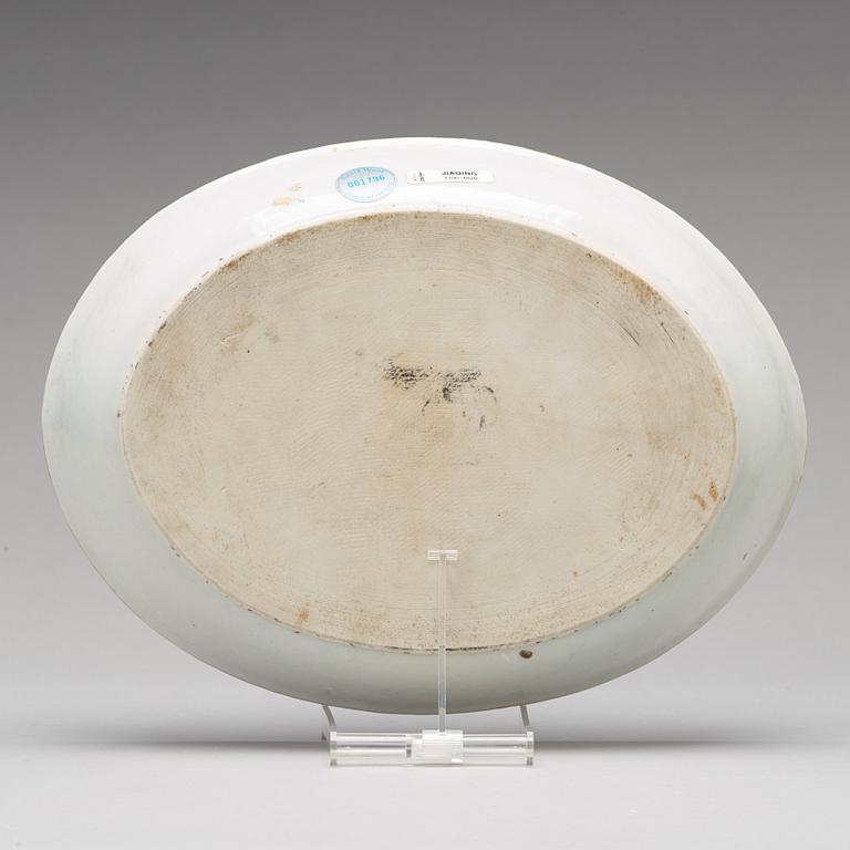 An armorial equelle with cover and a serving dish, Qing dynasty, Jiaqing (1796-1820).