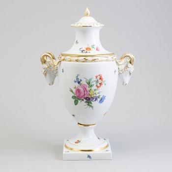 LOCKURNA, porslin, Fürstenberg, 1900-talets första hälft.