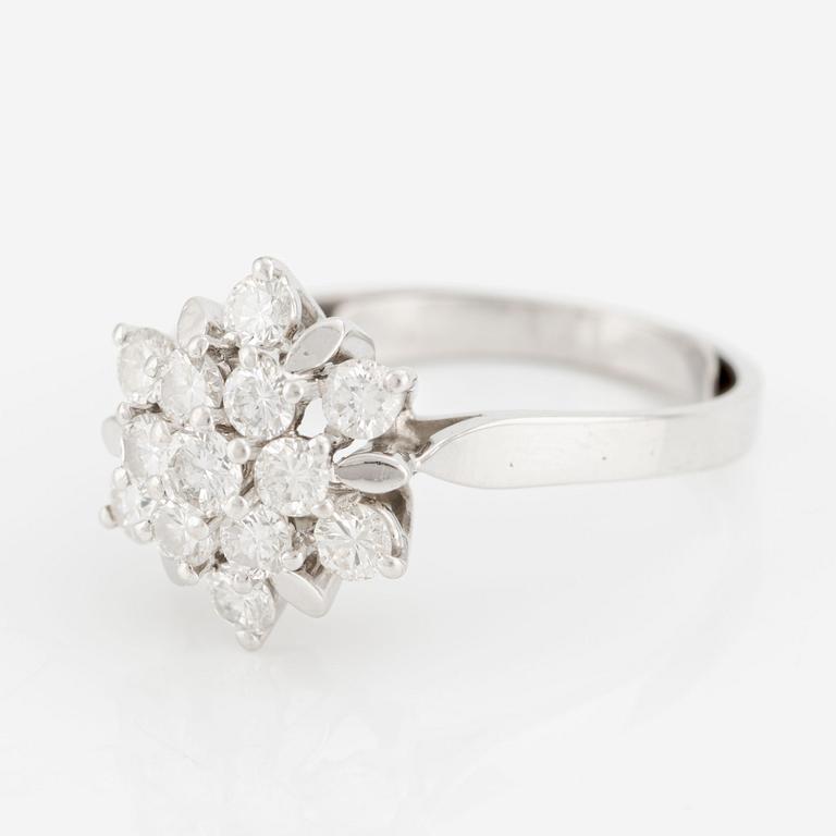 Ring, 18K vitguld kluster med briljantslipade diamanter.