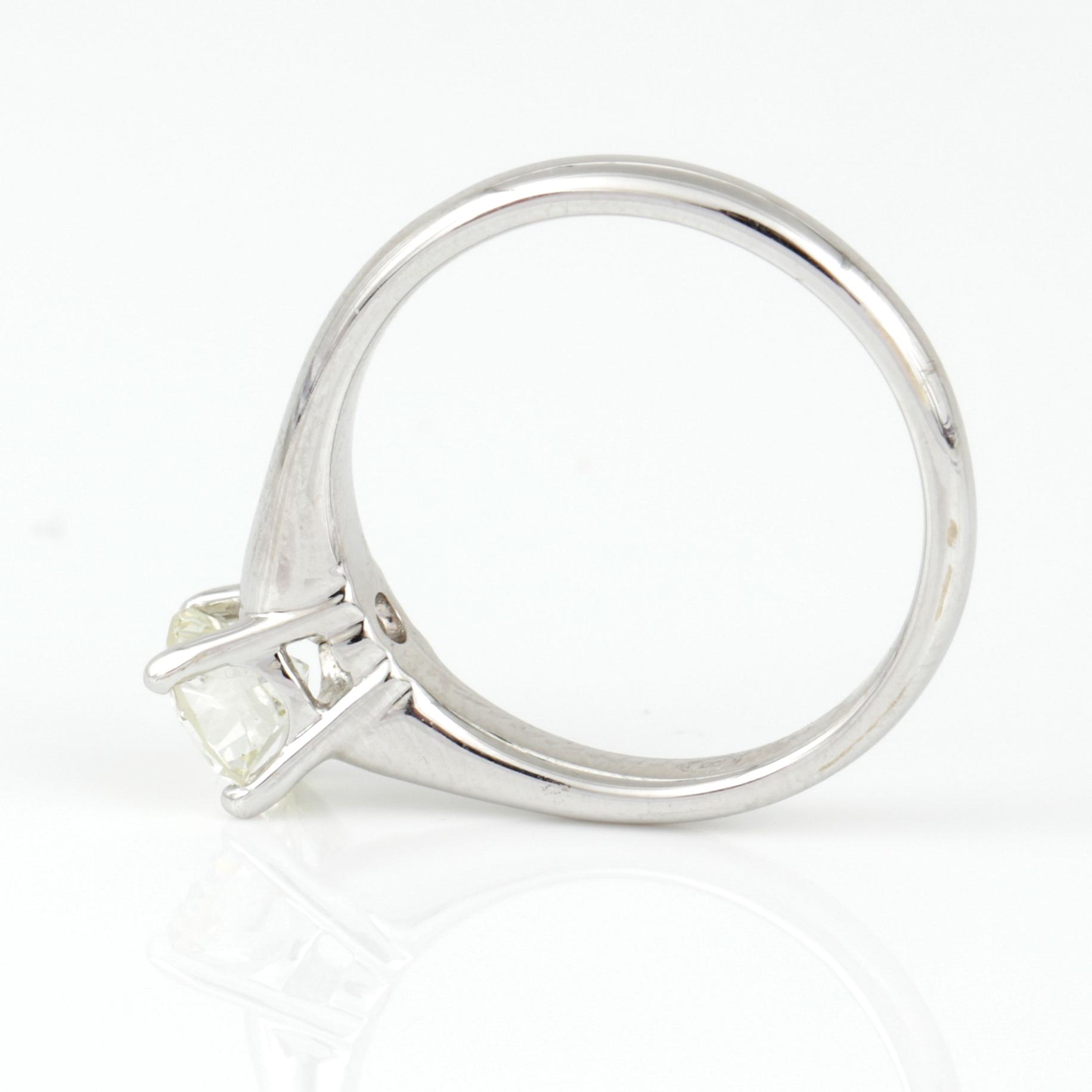 RING, enstenring, 18K vitguld med briljantslipad diamant, 0,90 ct. Vikt 4,14 g.
