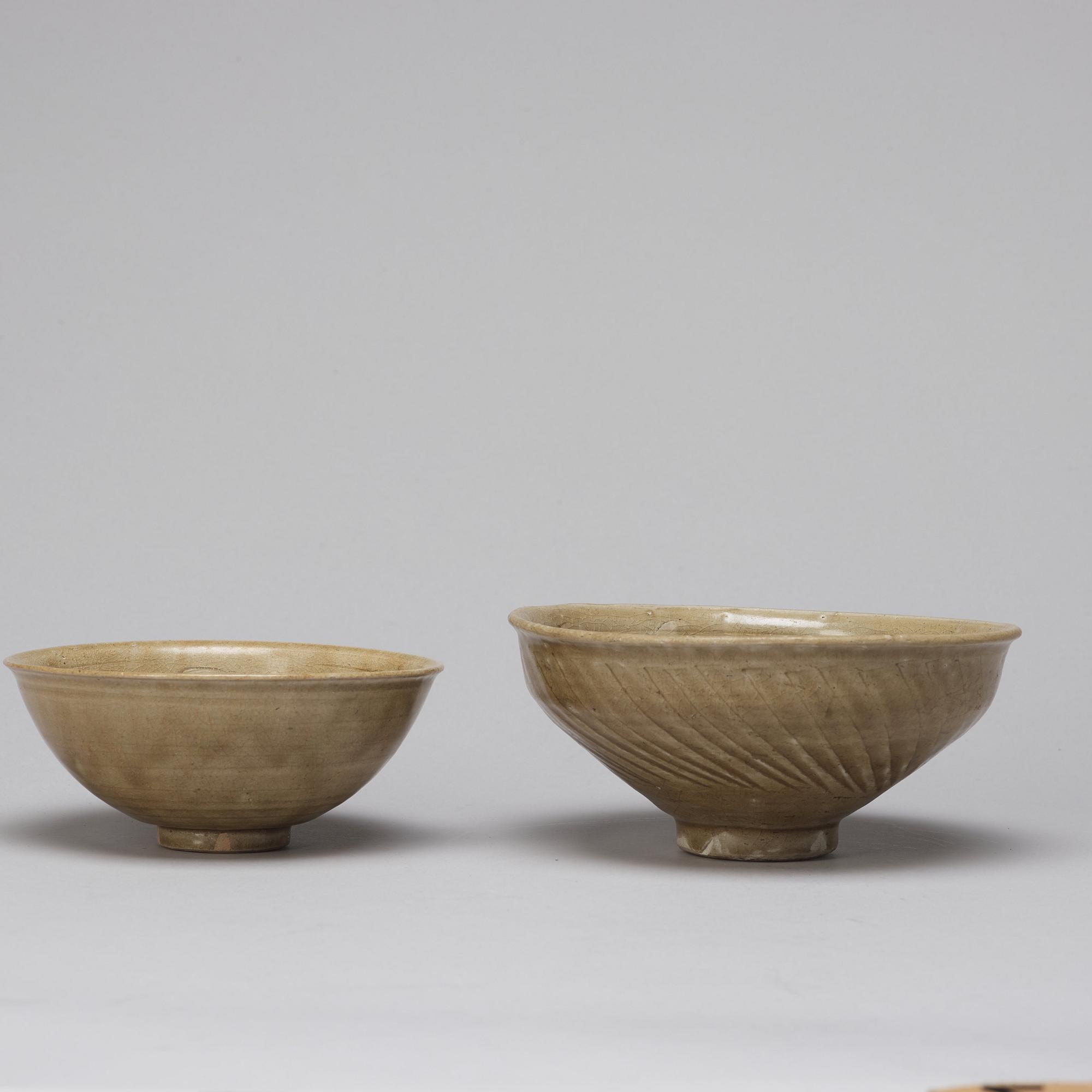 SKÅLAR, två stycken, keramik. Sydostasien, troligen Sawankhalok, 14/1500-tal.