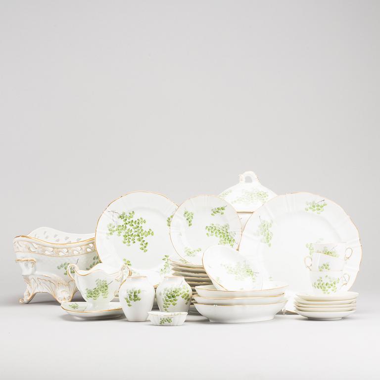 SERVIS, 128 dlr Bing & Gröndahl, "Adiantum (Venushår)", porslin omkring 1900.